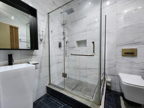 Ducha, secador de pelo, toallas, jabón