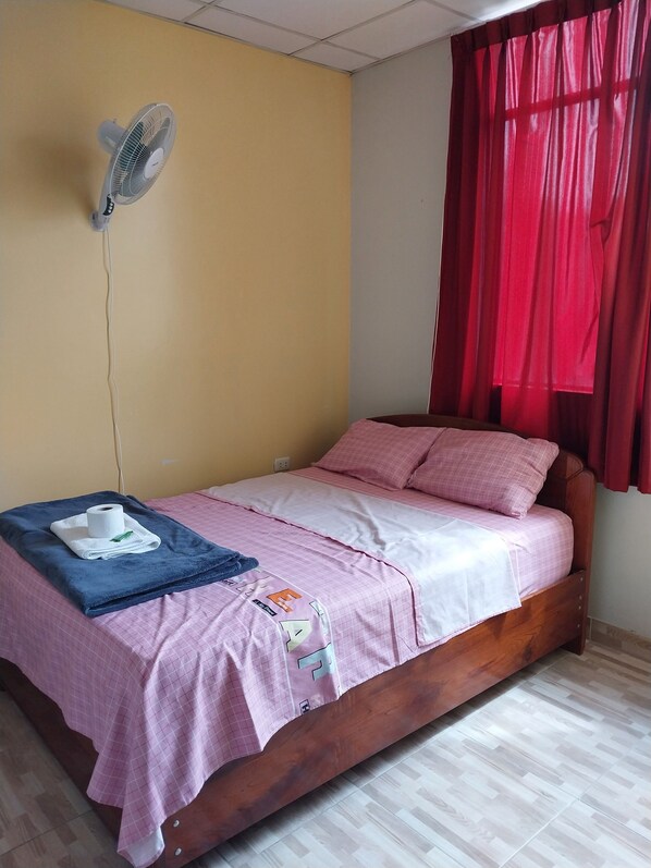 2 habitaciones, tabla de planchar con plancha, wifi y ropa de cama 