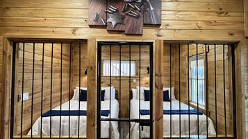 4 sovrum, skrivbord, strykjÀrn/strykbrÀda och resesÀng