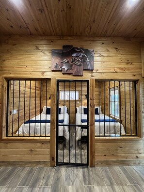4 bedrooms, desk, iron/ironing board, travel crib - Texas Tombstone, your private town (Eustace)