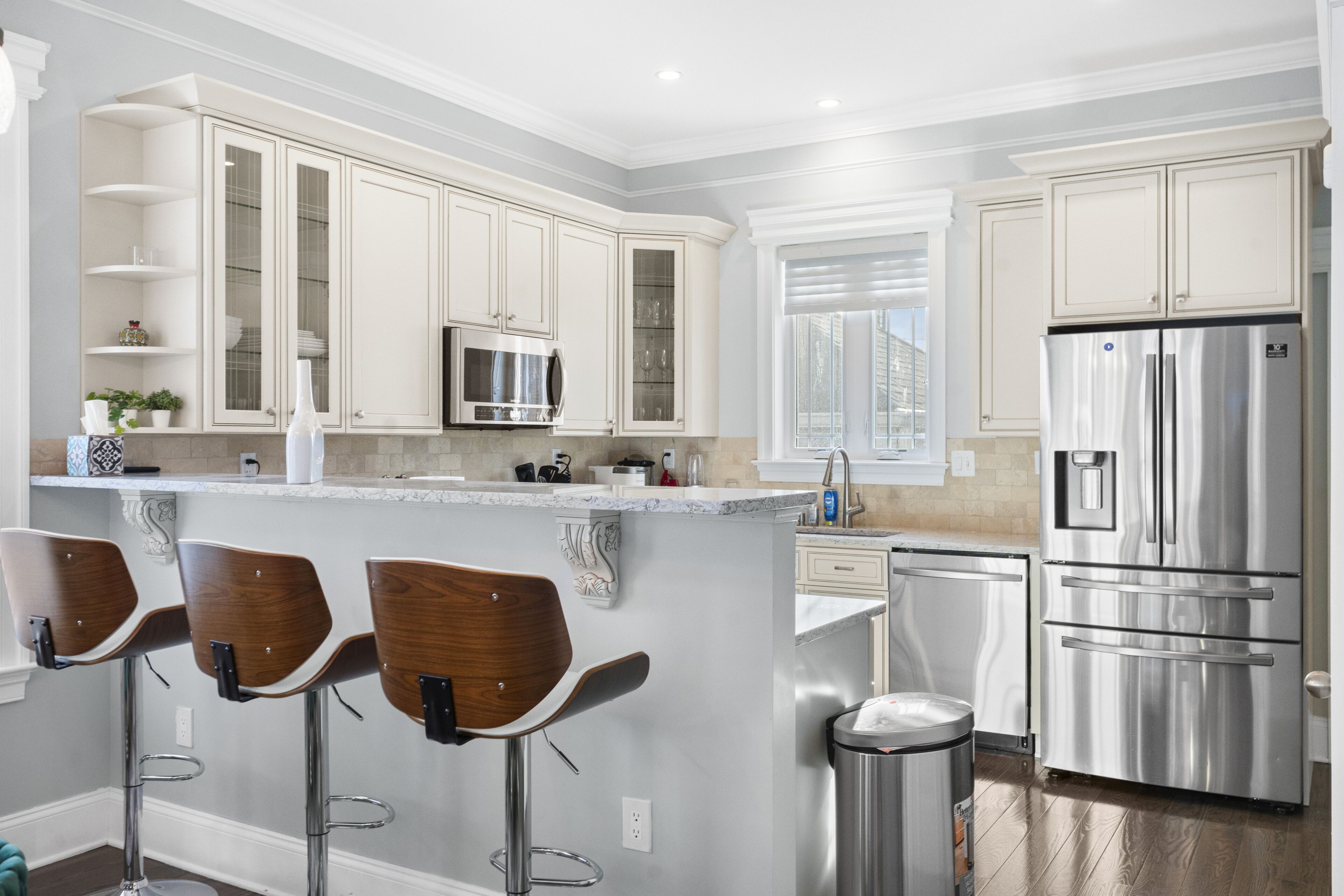 Blender, cookware/dishes/utensils, dining tables