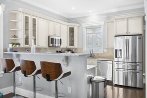 Blender, cookware/dishes/utensils, dining tables