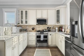 Blender, batterie de cuisine, vaisselle et ustensiles, tables à manger