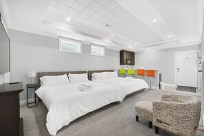 6 bedrooms, desk, iron/ironing board, travel cot