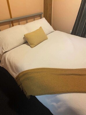 4 室のベッドルーム、アイロン / アイロン台、WiFi、ベッドシーツ