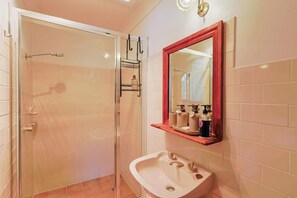Shower, hair dryer, towels, shampoo