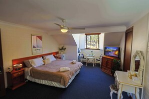 2 bedrooms, iron/ironing board, WiFi, bed sheets - Countryside Family Room (Eukey)
