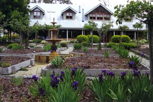 Girraween Country Inn, Mandala Garden Forecourt.