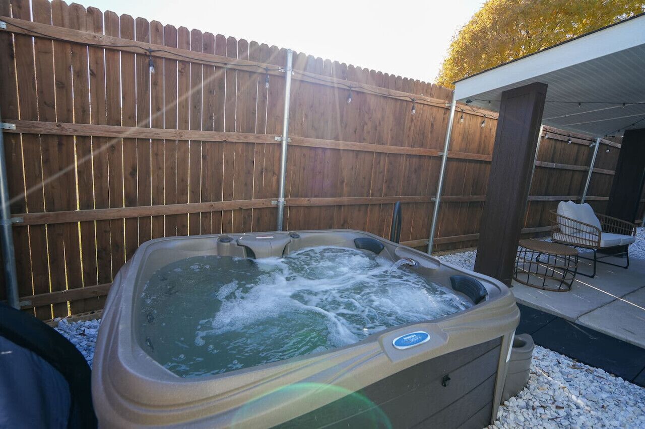 Quiet Neighborhood, 2 story & Hot tub