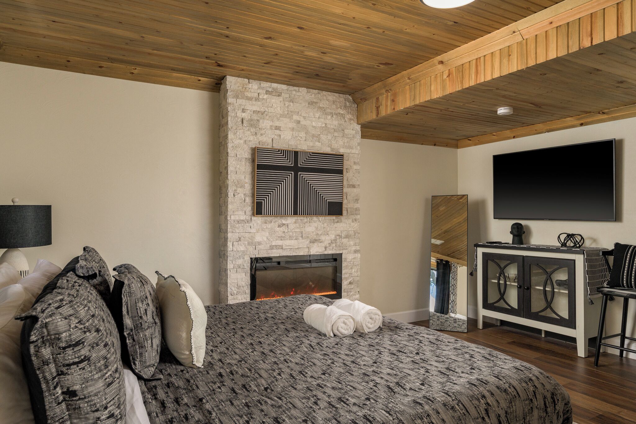 5 chambres, coffres-forts dans les chambres, bureau