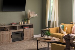 TV connectée, cheminée, livres