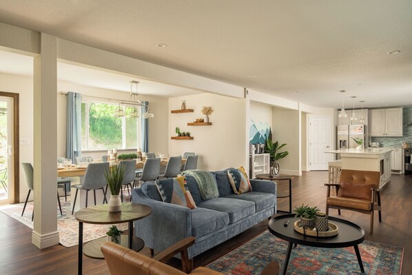 TV connectée, cheminée, livres