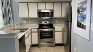 Family Condo, Accessible, Ensuite (Cam 3 BR 2 BA) | Private kitchen | Full-sized fridge, microwave, oven, stovetop
