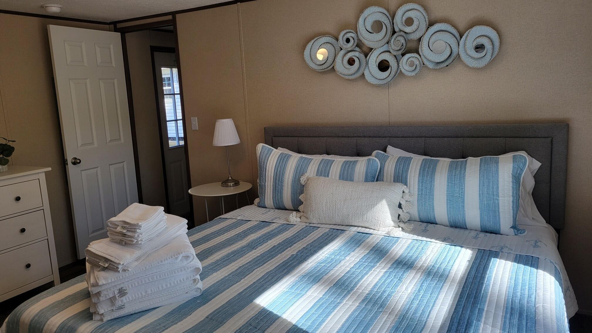 3 bedrooms, internet, bed sheets