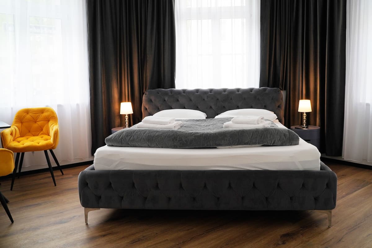 Deluxe Double Room | Dihias secara berasingan, meja, ruang kerja komputer riba