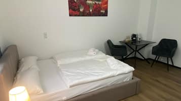 Standard-Doppelzimmer | Individuell dekoriert, Schreibtisch, laptopgeeigneter Arbeitsplatz