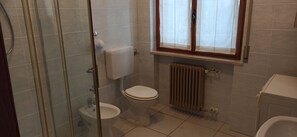 Dusche, Haartrockner, Bidet, Handtücher