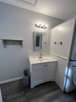 シャワー、タオル、石鹸、シャンプー