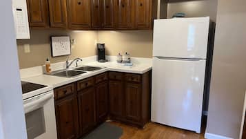 KylskÄp, mikrovÄgsugn, ugn och spishÀll