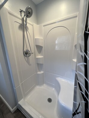 Dusche, Haartrockner, Handtücher, Seife