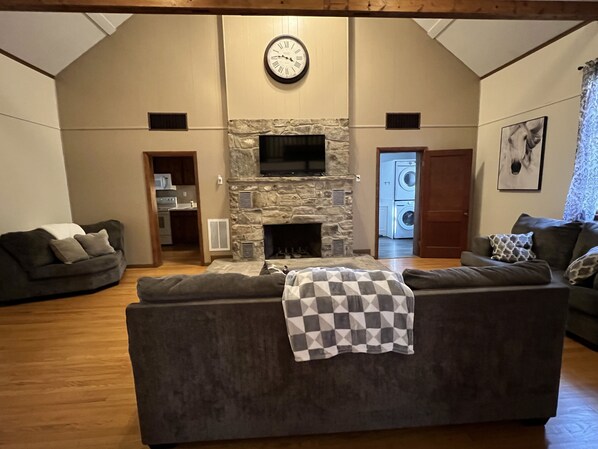 Smart TV - Cabin joins Lost River State Park! Convenient to most popular hiking trail. (Mathias)