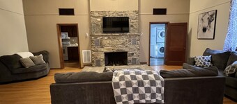 Cabin joins Lost River State Park! Convenient to most popular hiking trail. 