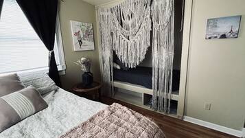 2 多间卧室、办公桌、WiFi、床单