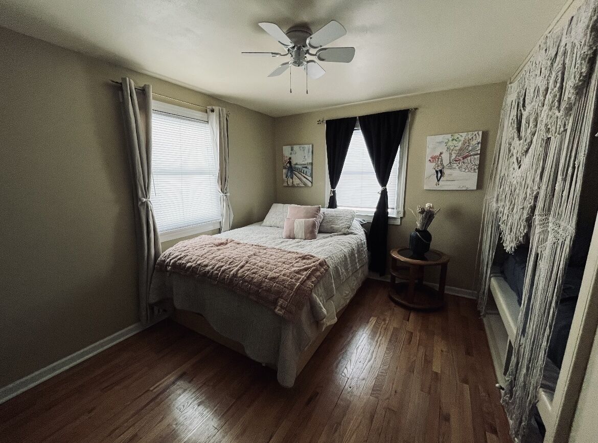 2 bedrooms, desk, WiFi, bed sheets