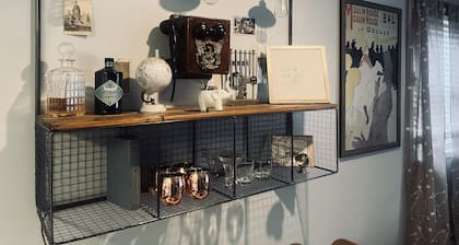 Cozy Retreat in the Heart of MHK: Experience Elegant French-Inspired Chalet