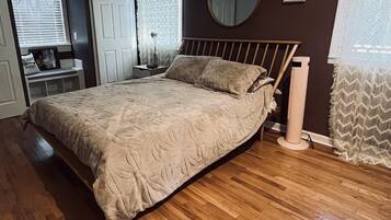 2 bedrooms, desk, WiFi, bed sheets