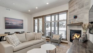 Living area - Gorgeous PC Mountain View Condo on the Golf Course across from the Cabriolet (Park City)