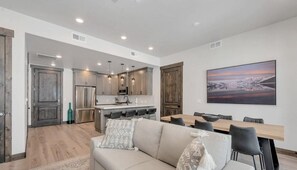 Living area - Gorgeous PC Mountain View Condo on the Golf Course across from the Cabriolet (Park City)