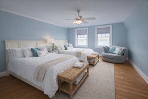 4 bedrooms, WiFi, bed sheets - Stunning waterfront with sandy beach & dock walking distance to top restaurants! (Barnstable)