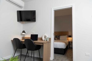 Individually furnished, desk, laptop workspace, free WiFi - Amica Serviced Apartments (Orange)