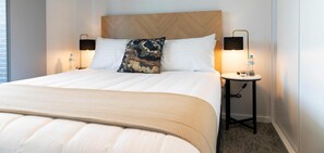 Individually furnished, desk, laptop workspace, free WiFi - Amica Serviced Apartments (Orange)