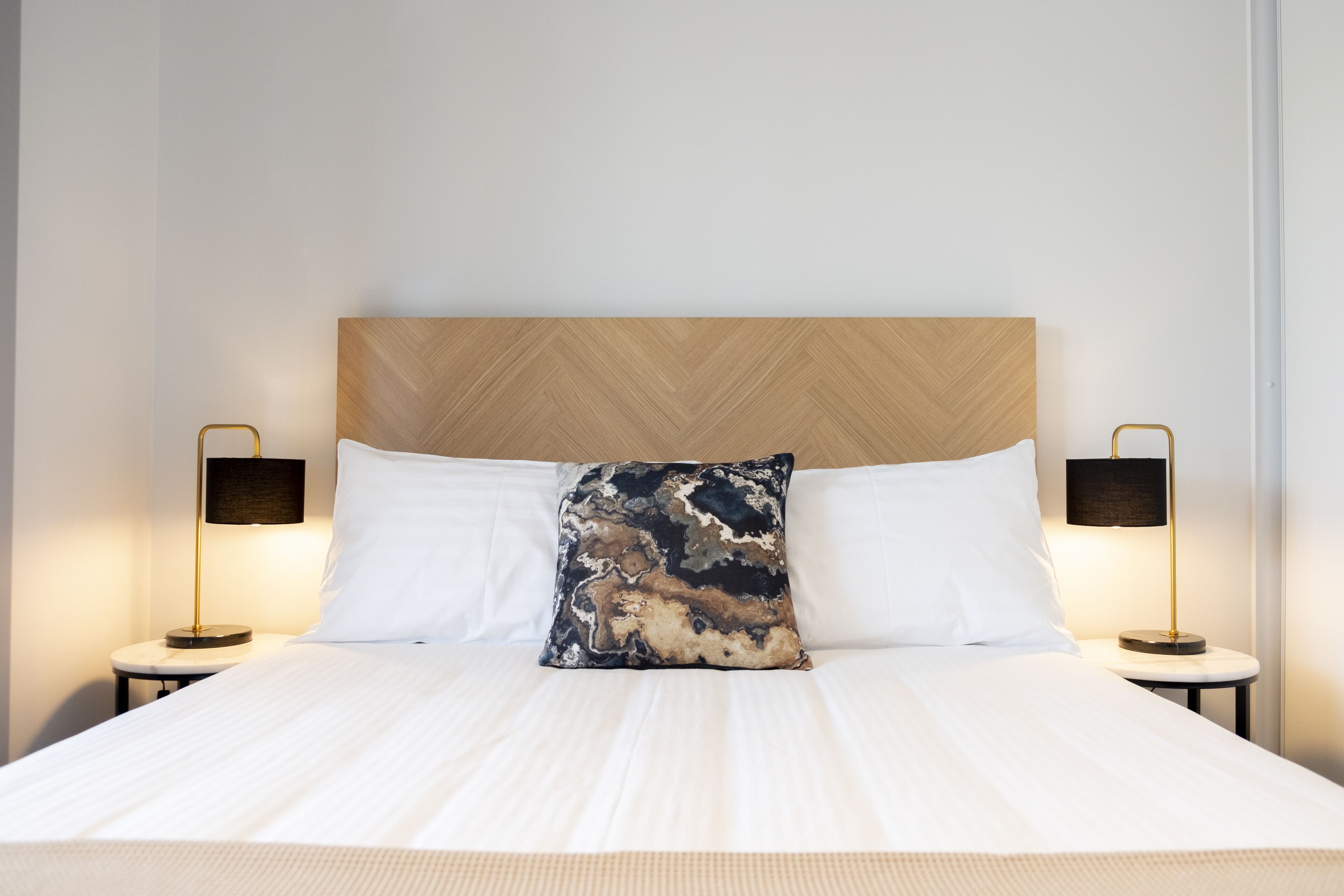 شقة | طراز فريد لكل وحدة ومكتب ومساحة عمل للكمبيوتر المحمول وواي فاي مجانًا