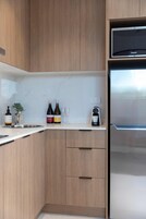 Refrigerador con freezer, microondas, placa de cocina, cafetera expreso