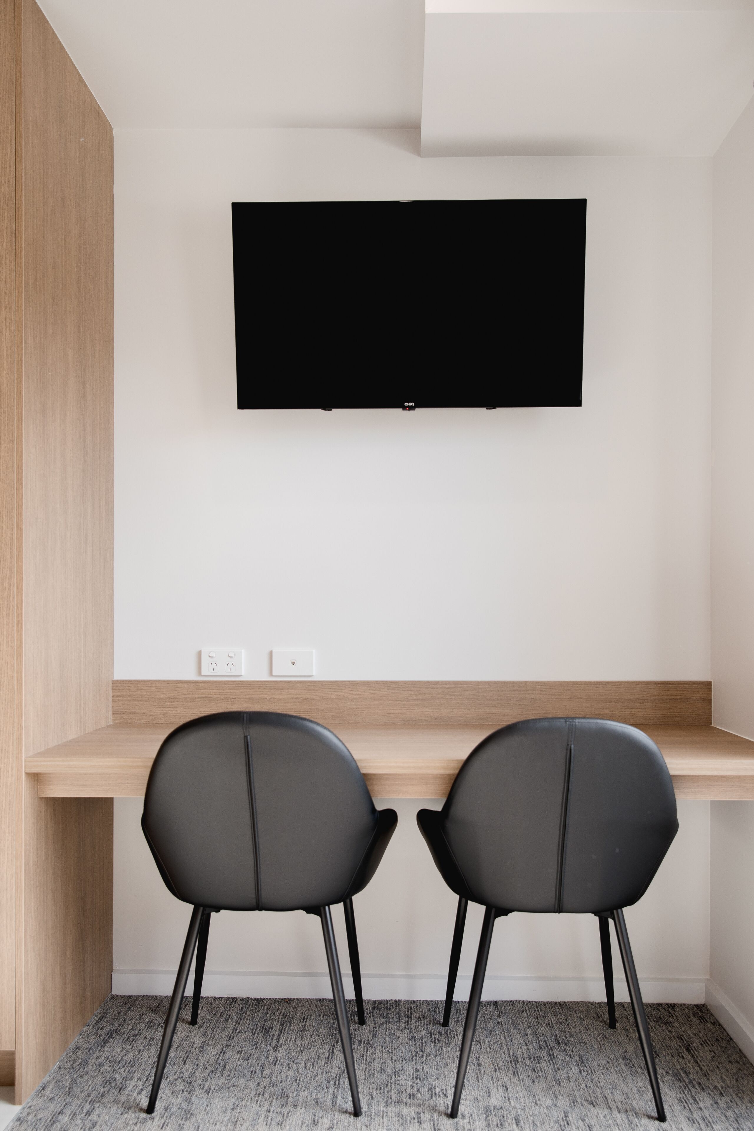 Studio | Oleskelualue | 80–senttinen LCD-televisio, jossa digitaalikanavat