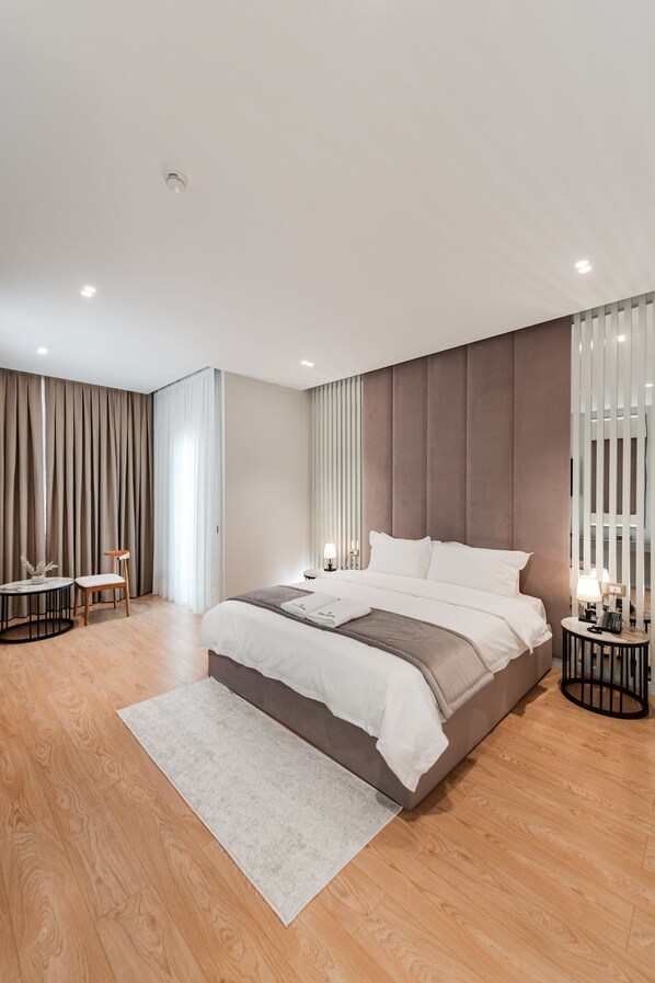 Hochwertige Bettwaren, Minibar, Zimmersafe, Schreibtisch