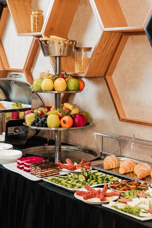 Free daily buffet breakfast 