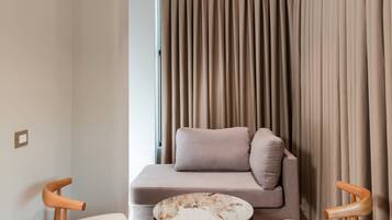 Suite Studio Exclusive, 1 très grand lit, baignoire accessible aux personnes à mobilité réduite | Literie de qualité supérieure, minibar, coffres-forts dans les chambres