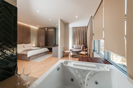 Exclusive Studio Suite, 1 King Bed, Accessible Bathtub. Troci Hotel