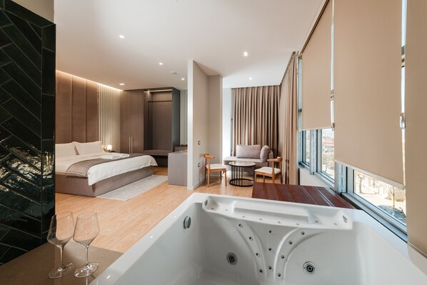 Exclusive Studio Suite, 1 King Bed, Accessible Bathtub | Premium bedding, minibar, in-room safe, desk - Troci Hotel (Kamëz)