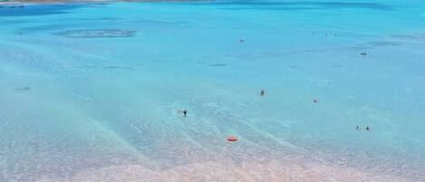 Yksityinen ranta, valkoista hiekkaa, ilmaiset rantakuljetukset