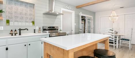 Frigorífic, microones, placa de cuina i cafetera i tetera