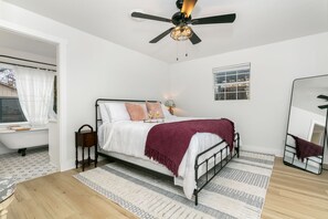 3 bedrooms, iron/ironing board, free WiFi, bed sheets - Acorn St. Retreat | 3/2 | Hot Tub, Fire-Pit, Full Kitchen (Fredericksburg)