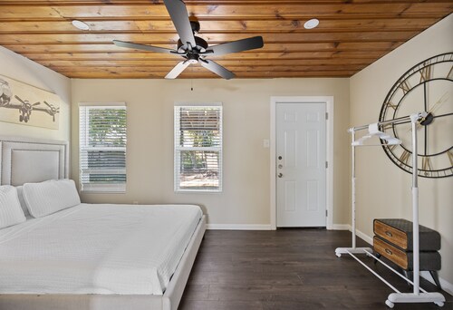 Cowtown Cozy Guest Cottage