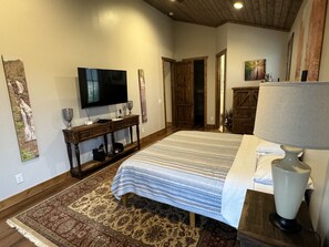 3 bedrooms, desk, iron/ironing board, free WiFi