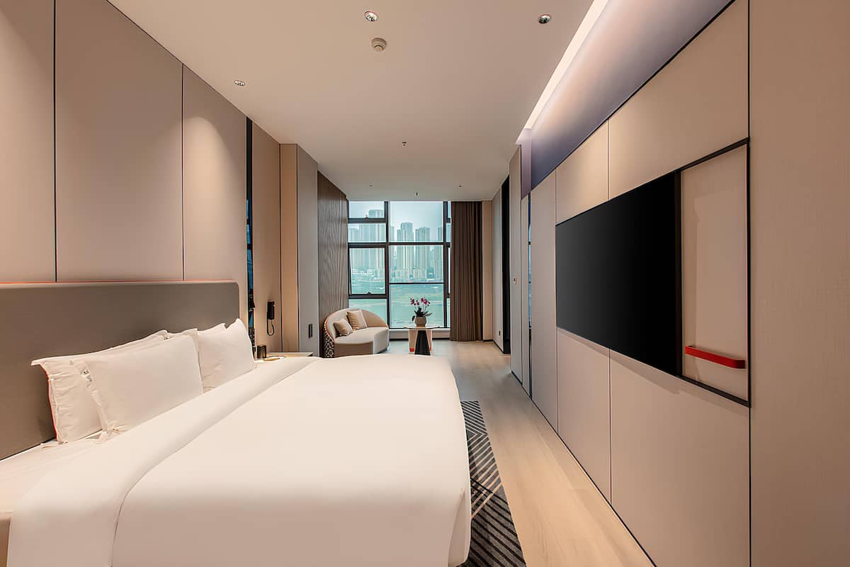 Ropa de cama de alta calidad, cubrecamas, minibar y escritorio
