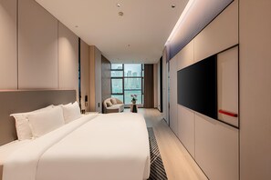 Suite, 1 soverom, elveutsikt | Sengetøy av topp kvalitet, dundyner, minibar og skrivebord